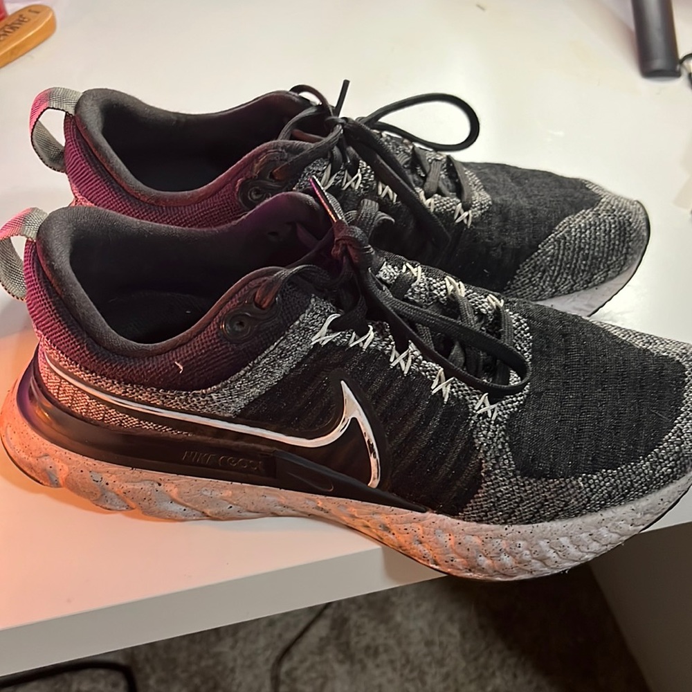 size 9 nike reacts
